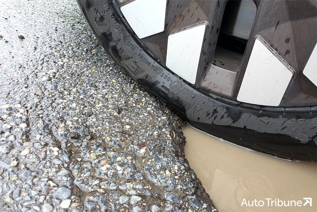 ▲도로 위의 물 웅덩이(사진=양봉수 기자)