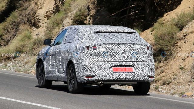 ▲르노 라팔 위장막 모델(사진=motor1)