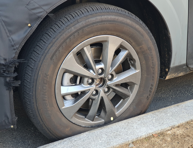 ▲기아 카니발 부분변경 위장막 모델의 17인치 휠(사진=네이버 블로그 '순진한상어'님)