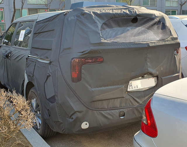 ▲기아 카니발 부분변경 위장막 모델(사진=네이버 블로그 '순진한상어'님)