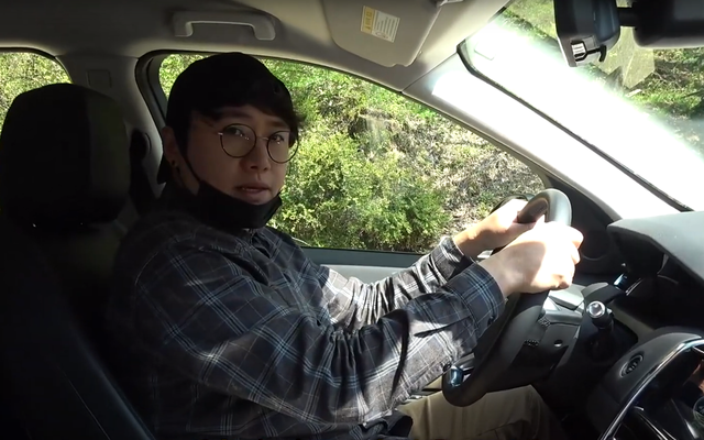 ▲참고이미지, 차량 리뷰 중인 가수 모세(사진=유튜브 채널 '구르마TV')