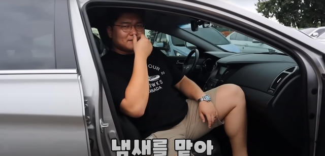 ▲실내 냄세 점검(사진=유튜브채널'중고차 파괴자')