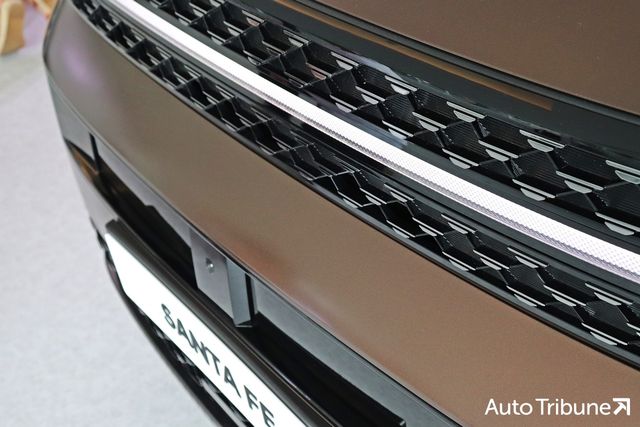 ▲싼타페 전면부는 그릴 사이에 단차와 경사면을 두어 공기 흐름이 원활하도록 했다(사진=최현진 기자)