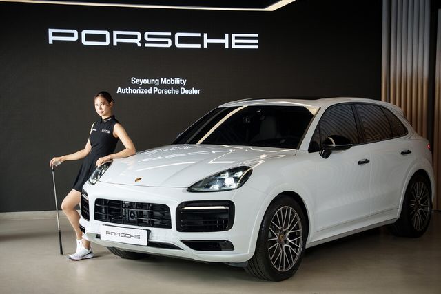 ▲유현주 프로와 포르쉐(사진=세영모빌리티)