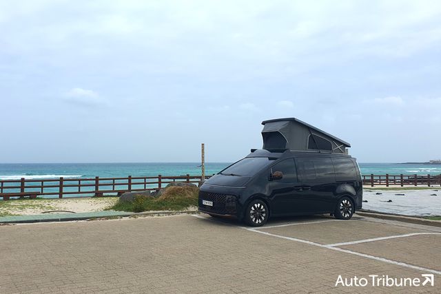 ▲팝업 루프 텐트를 개방한 유로밴(사진=양봉수 기자)