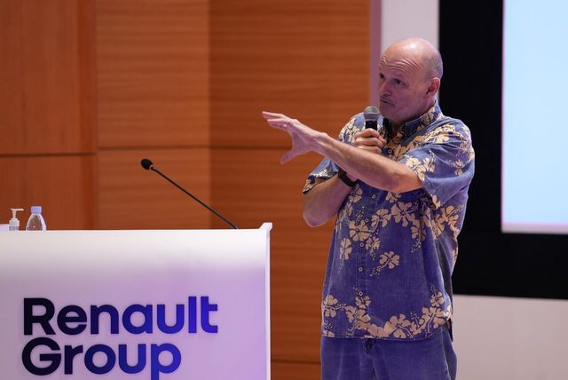 ▲ 르노테크놀로지코리아를 방문한 르노그룹 CSO 뤼크 쥘리아 부회장(사진=르노코리아)