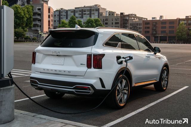 ▲기아 쏘렌토 플러그인 하이브리드가 충전 중인 모습(사진=기아)