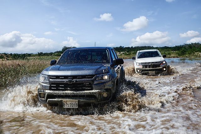 ▲쉐보레 콜로라도가 도강하고 있는 모습(사진=한국 GM)