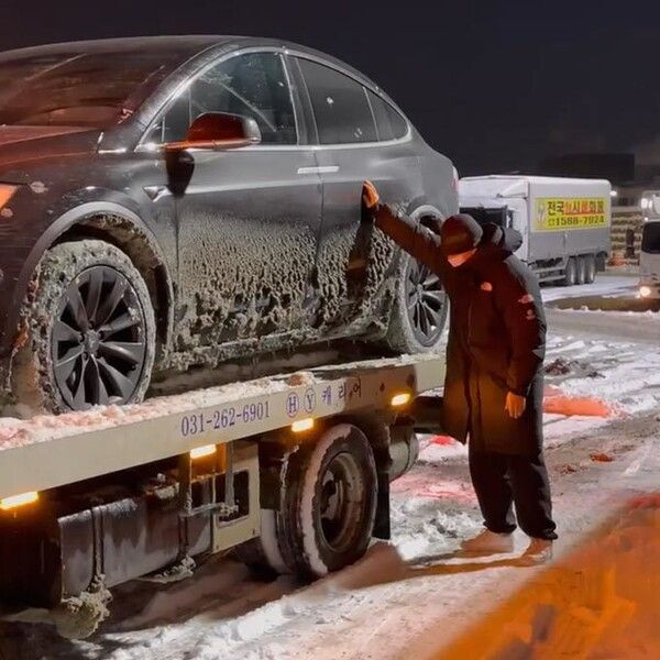 ▲테슬라 모델 X과 배우 유아인(사진=유아인 인스타그램)