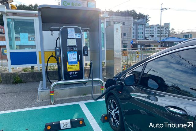 ▲환경부 급속충전기 사용 중인 쉐보레 볼트 EV(사진=기노현 기자)