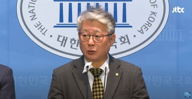 ▲탈당 기자회견 (사진=JTBC 뉴스)