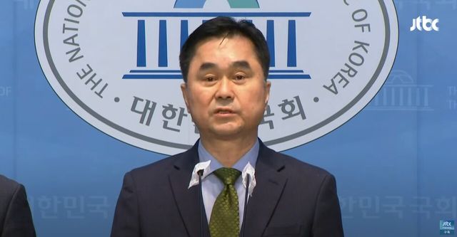 ▲탈당 기자회견 (사진=JTBC 뉴스)