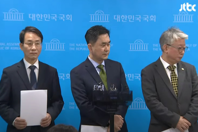 ▲탈당 기자회견 (사진=JTBC 뉴스)