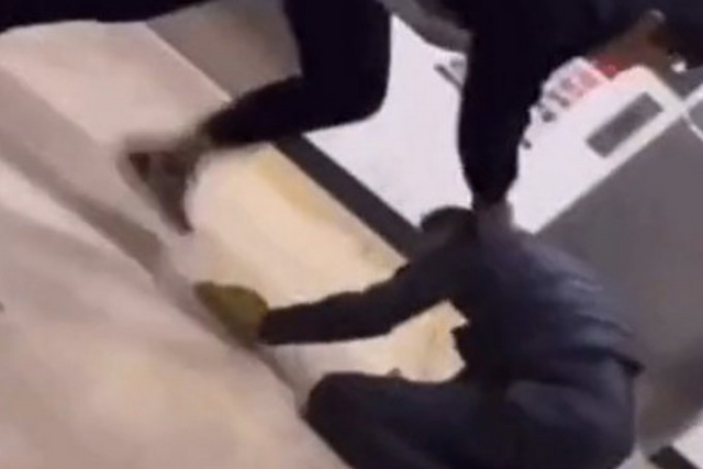 ▲경비원 B씨를 폭행하는 청소년 A군 (사진=SNS)