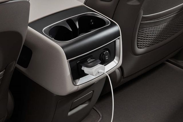 ▲기아 더 뉴 카니발 2열 220V 인버터(사진=기아)