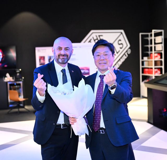 ▲르노코리아 엠마누엘 알나와킬 영업마케팅본부장과&nbsp;TA오토 조석호 대표(사진=르노코리아)