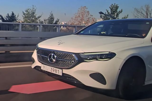 ​▲서울 시내를 주행중인 신형 E클래스(사진=유튜브 '숏카')