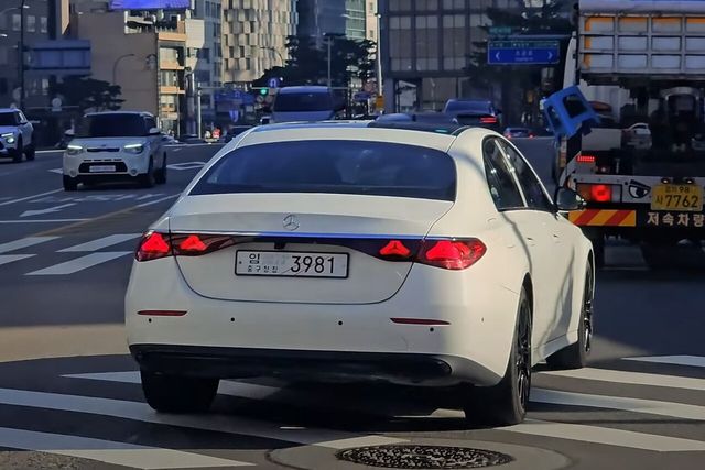 ​▲서울 시내를 주행중인 신형 E클래스(사진=유튜브 '숏카')