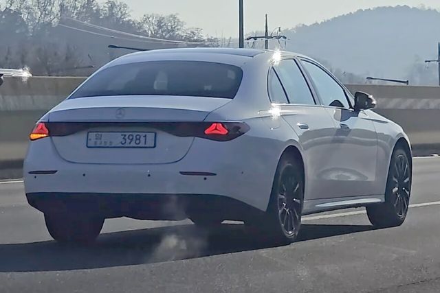 ▲서울 시내를 주행중인 신형 E클래스(사진=유튜브 '숏카')