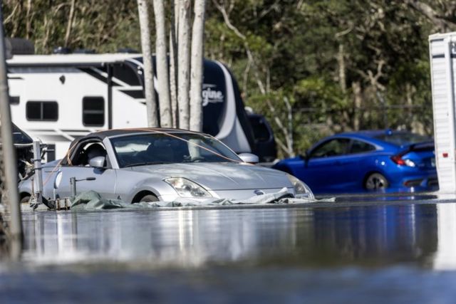 ▲&nbsp;지난 9월 27일(현지시간), 미국 플로리다주 키튼비치를 강타한 헐린의 영향으로 거리의 차량들이 물에 잠겨있다 (사진=연합뉴스)
