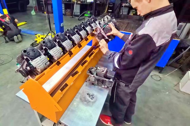 ▲기계톱으로 만든 V16 엔진과 이를 탑재할 라다 지굴리(사진=유튜브 'Garage 54')