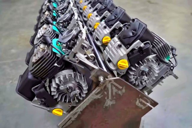 ▲기계톱에서 빼낸 엔진을 가이드에 장착한 모습(사진=유튜브 'Garage 54')