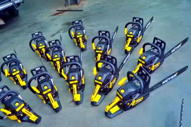 ▲엔진 구성에 활용한 후터 BS-62 기계톱(사진=유튜브 'Garage 54')