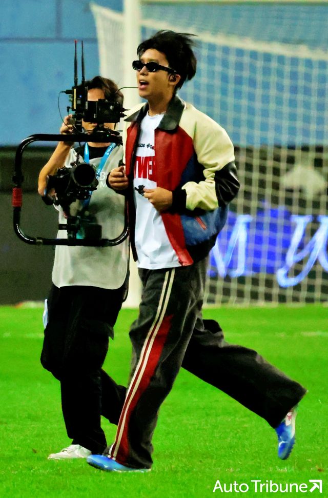 ▲하프타임 공연을 펼치고 있는 임영웅(사진=김동민 기자)