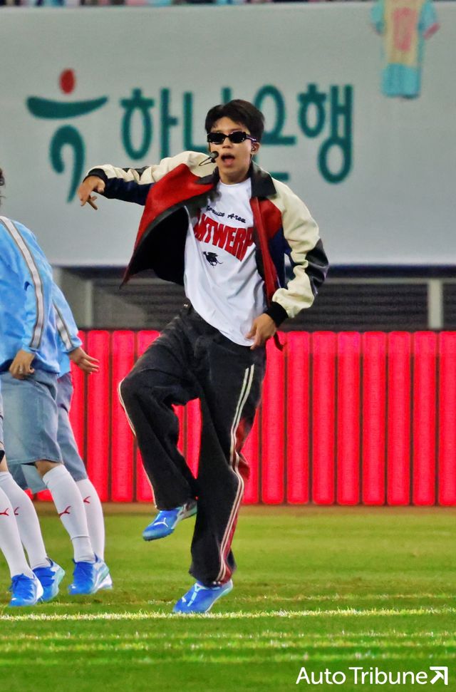 ▲하프타임 공연을 펼치고 있는 임영웅(사진=김동민 기자)