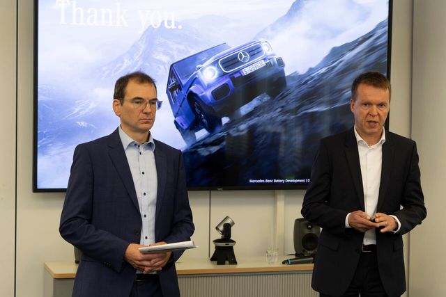 ▲한국 기자들과 인터뷰하는 벤츠 전기차 배터리 관련 임원들(사진=연합뉴스)