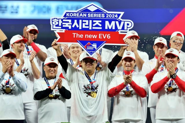 ▲2024 한국시리즈 MVP로 기아 EV6를 수여받은 김선빈(사진=연합뉴스)&nbsp;