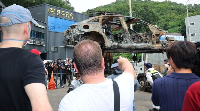 ▲화재 전기차 합동 감식 준비 지켜보는 벤츠 관계자들(사진=연합뉴스)