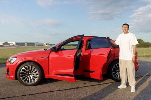 ▲참고사진, 지난해 Q8 e-트론을 지원받은 김민재(사진=바이에른 뮌헨 홈페이지)