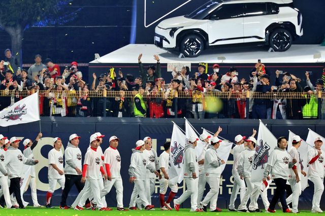 ▲2024 한국시리즈 우승 직후 그라운드를 돌고 있는 KIA 타이거즈 선수단(사진=연합뉴스)&nbsp;