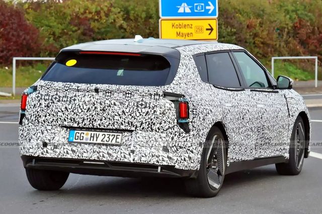 ▲기아 EV4 테스트카 스파이샷(사진=Carscoops)