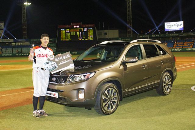 ▲쏘렌토를 부상받은 황재균 선수(사진=기아)