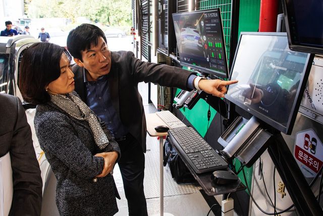 ▲친환경차 특화 검사 진로 시연회(사진=한국교통안전공단)