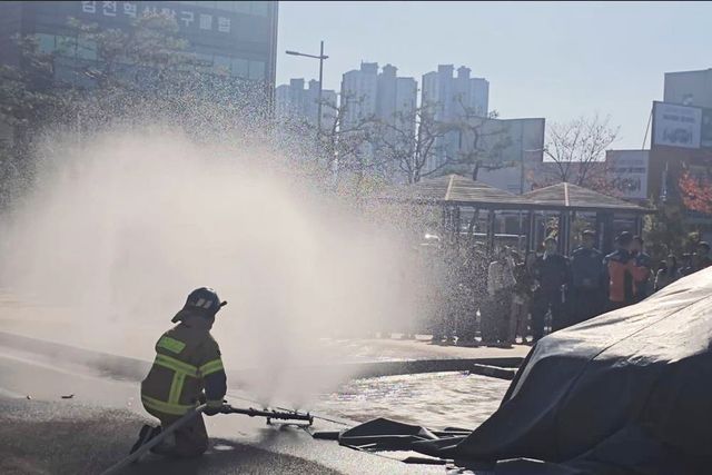 ▲전기차 화재 대응 능력 강화를 위한 민방위 및 소방 합동훈련(사진=한국교통안전공단)