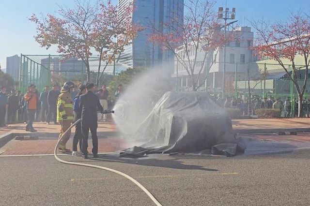 ▲전기차 화재 대응 능력 강화를 위한 민방위 및 소방 합동훈련(사진=한국교통안전공단)