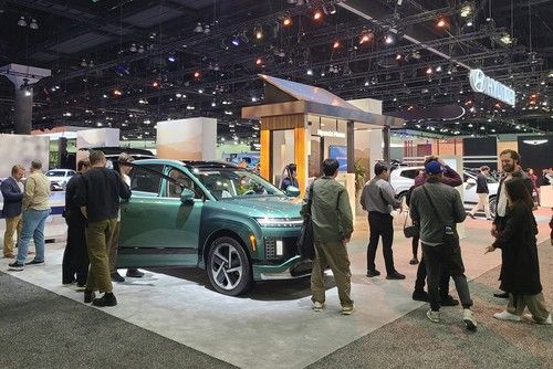 ▲LA 오토쇼 현대차 부스를 살펴보는 사람들(사진=연합뉴스)