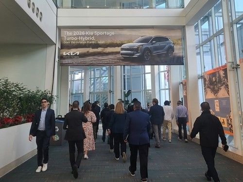 ▲현대차 콘퍼런스가 끝나고 기아 부스로 이동하는 사람들(사진=연합뉴스)