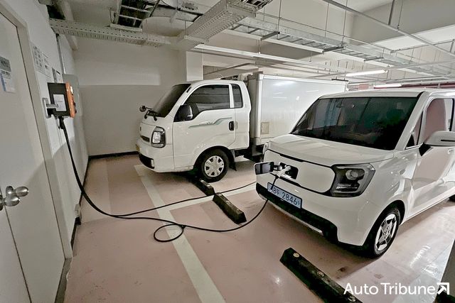 ▲지하주차장에서 충전 중인 레이 EV(사진=최현진 기자)
