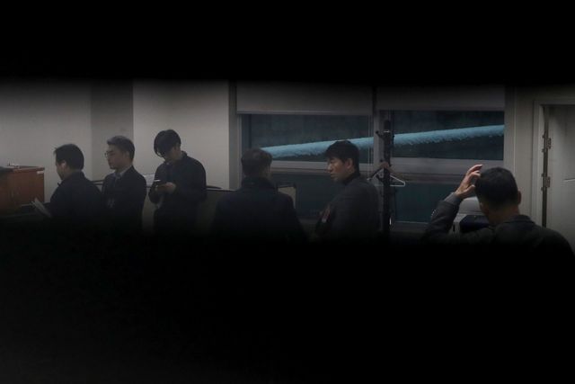 ▲&nbsp;창원지검 관계자들이 27일 오후 서울 여의도 국회 의원회관 국민의힘 기획조정국 사무실로 진입했다. (사진=뉴스1)