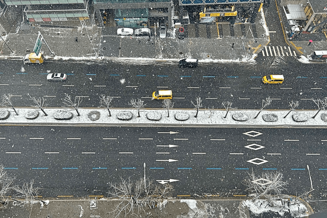 ▲ 27일 오전 9시 무렵, 강남 도산대로 눈이 내리고 있다. (사진=오토트리뷴 이혜리)