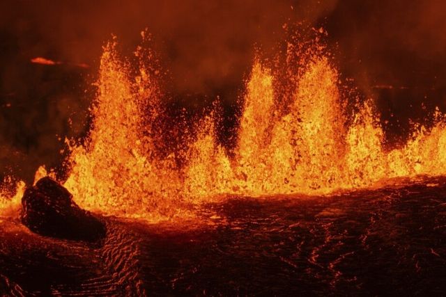 ▲&nbsp;지난 20일, 아이슬란드 레이캬네스 반도에서 발생한 화산 분출로 용암이 솟구치는 모습 (사진=AP, 연합뉴스)
