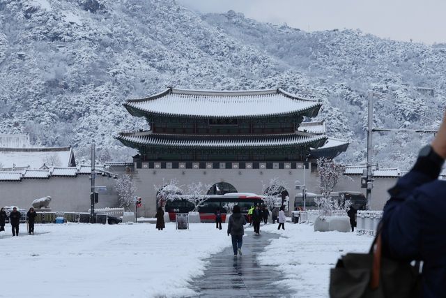 ▲많은 눈이 내린 27일 오전 서울 종로구 광화문광장에서 출근길에 나선 시민들이 눈 쌓인 길을 걷고 있다. (사진=뉴스1)