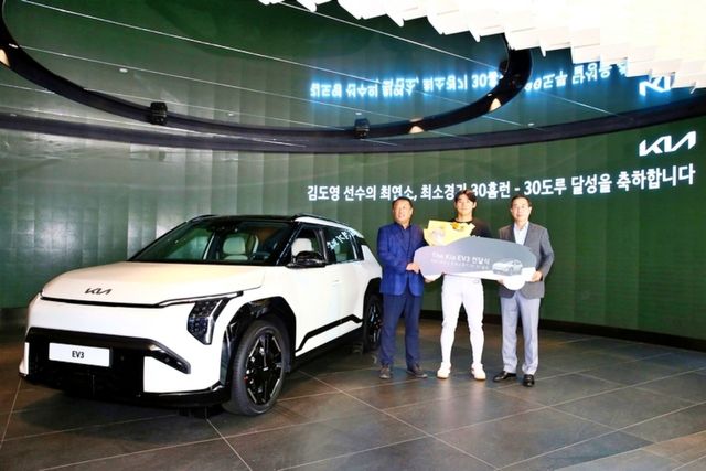 ▲30-30 달성 기념 기아 EV3를 받은 김도영(사진=KIA 타이거즈)
