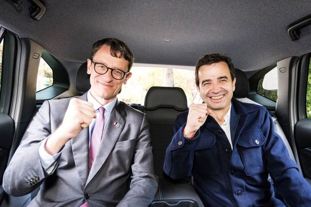 ▲그랑 콜레오스 E-Tech 하이브리드 뒷좌석에 함께 탑승한 필립 베르투 주한 프랑스 대사(왼쪽)와 스테판 드블레즈 르노코리아 사장(오른쪽)(사진=르노 코리아)