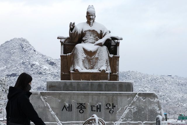 ▲많은 눈이 내린 27일 오전 서울 종로구 광화문광장에서 출근길에 나선 시민이 눈 쌓인 길을 걷고 있다. (사진=뉴스1)