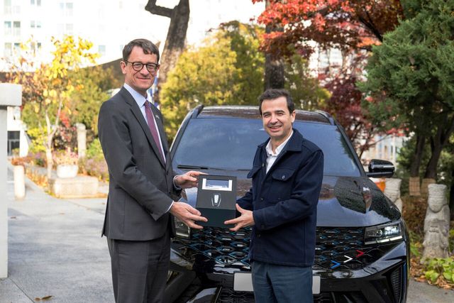 ▲필립 베르투 주한 프랑스 대사(왼쪽)에게 그랑 콜레오스 E-Tech 하이브리드의 스마트키와 기념품을 전달하는 스테판 드블레즈 르노코리아 사장(사진=르노 코리아)